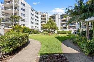 un passaggio pedonale di fronte a un condominio di Sundrift - Beachside holiday perfect for families a Marcoola