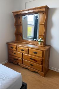 オタワにあるStay in Somersetの鏡付き木製ドレッサー