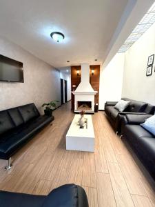 Ruang duduk di Entire house with beautiful views of volcanoes