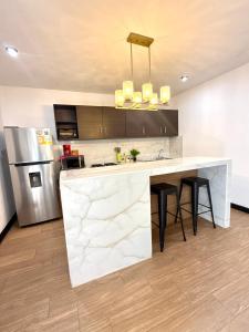 Dapur atau dapur kecil di Entire house with beautiful views of volcanoes