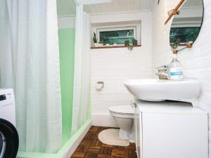 un bagno con lavandino e WC di Nature Cottage with Terrace by Gudena a Roe Altre 20 foto