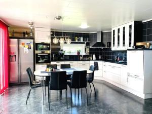 Η κουζίνα ή μικρή κουζίνα στο 4 star holiday home in TVÄRRED