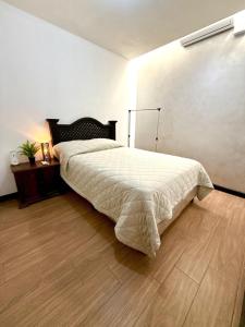 Katil atau katil-katil dalam bilik di Entire house with beautiful views of volcanoes