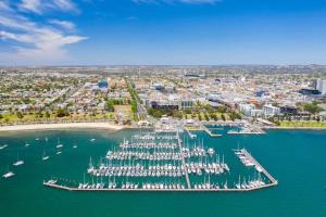ジーロングにあるThe Geelong Getaway Townhouseの水上の船が浮かぶマリーナの空中眺望
