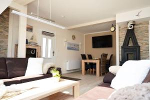 ein Wohnzimmer mit Couch und Kamin in der Unterkunft Aalreuse in Südbrookmerland