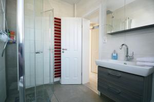 ein Badezimmer mit Waschbecken und Dusche in der Unterkunft Aalreuse in Südbrookmerland + 10 Fotos