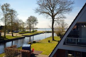 Blick auf einen Fluss von einem Gebäude aus in der Unterkunft Aalreuse in Südbrookmerland