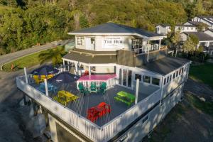 Portage Bay Hub في Portage: منظر جوي لمنزل به طاولات وكراسي ملونة