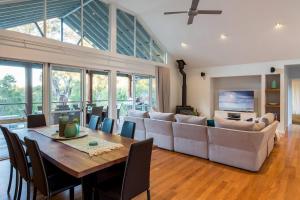 Χώρος καθιστικού στο Sky View - Elevated Estate with Resort-Style Pool