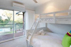 Ένα ή περισσότερα κρεβάτια σε δωμάτιο στο Sky View - Elevated Estate with Resort-Style Pool +29 φωτογραφίες