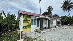 een klein huisje met een kleurrijke bij Mariamz Homestay near jetty Perhentian Island in Kampong Baru
