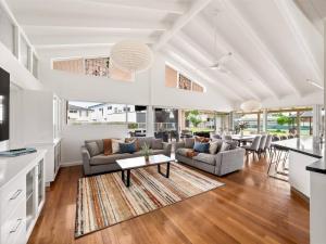 Posezení v ubytování The Ranch - Beachside Pool Retreat with Tennis Court