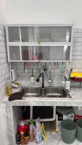 een aanrecht met een wastafel in de keuken bij Mariamz Homestay near jetty Perhentian Island in Kampong Baru +34 foto's