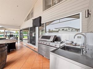 Kuchyň nebo kuchyňský kout v ubytování The Ranch - Beachside Pool Retreat with Tennis Court