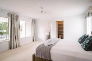 Katil atau katil-katil dalam bilik di Salty Dayz Retreat - Steps from Busselton Beach