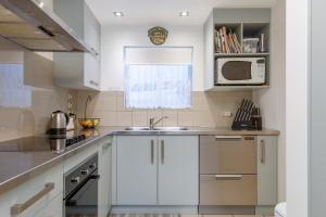Η κουζίνα ή μικρή κουζίνα στο Relax in Style Central Taupo Apartment
