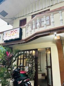Una televisión o centro de entretenimiento en Island Voyagers