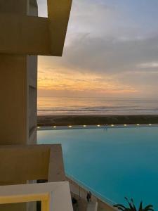 a view of a swimming pool with the ocean at departamento con vista al mar en La Serena in La Serena