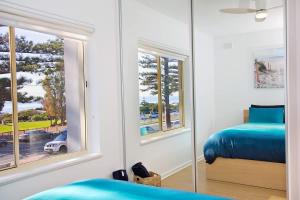 Ένα ή περισσότερα κρεβάτια σε δωμάτιο στο Beachfront self contained upstairs apartment +54 φωτογραφίες