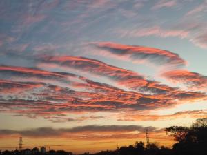 Η ανατολή ή δύση του ηλίου όπως φαίνεται από αυτό το διαμέρισμα ή από εκεί κοντά