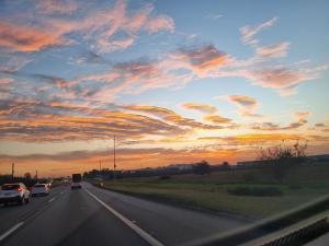 Η ανατολή ή δύση του ηλίου όπως φαίνεται από αυτό το διαμέρισμα ή από εκεί κοντά