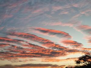 Η ανατολή ή δύση του ηλίου όπως φαίνεται από αυτό το διαμέρισμα ή από εκεί κοντά