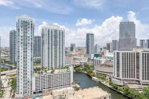a view of a city with a river and buildings at Beautiful Icon Brickell Double height ceiling in Miami