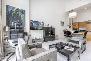 a large living room with chairs and a couch at Beautiful Icon Brickell Double height ceiling in Miami