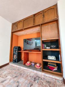 Pokój z szafką z telewizorem w obiekcie Habitaciones CASA BULE w mieście Oaxaca