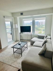 TV a/nebo společenská místnost v ubytování Cozy, Fresh Condo in Toronto - 2bd and 2bth