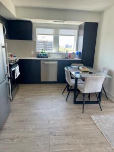 Kuchyň nebo kuchyňský kout v ubytování Cozy, Fresh Condo in Toronto - 2bd and 2bth