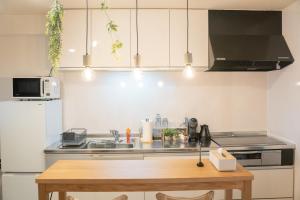 Η κουζίνα ή μικρή κουζίνα στο Blue Nest Takamatsu +20 φωτογραφίες