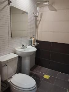にあるStayMのトイレ、洗面台、鏡を備えたバスルーム