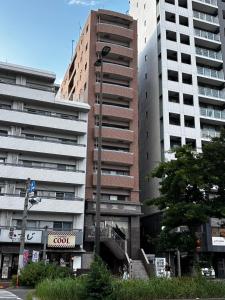 福岡市にあるグランドキャニオンの2つの高層ビルの隣にある高層アパート