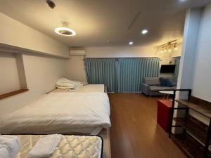 福岡市にあるグランドキャニオンのベッド2台とソファが備わる客室です。