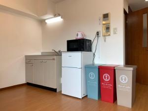 福岡市にあるグランドキャニオンの冷蔵庫の上に電子レンジがあるキッチン +6枚の写真