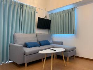 福岡市にあるグランドキャニオンのソファとテーブルのあるリビングルーム