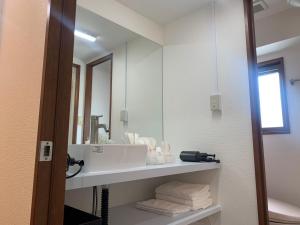 福岡市にあるグランドキャニオンの洗面台と鏡のあるバスルーム