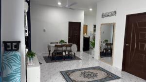 een eetkamer met een tafel, stoelen en een spiegel bij Mariamz Homestay near jetty Perhentian Island in Kampong Baru