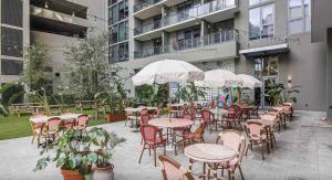 マイアミにあるSPECIAL OFFER - Harbor Residences Luxury 2 Bedroom Apartment Downtown-Port of Miamiのテーブル、椅子、パラソルのある屋外パティオ