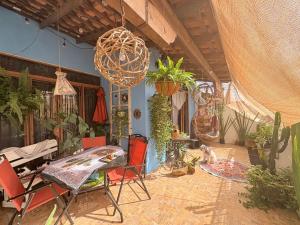 a room with a table and a bunch of plants at Espacios Livemarlu casa de huéspedes in Coatepec