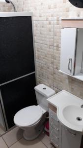 a bathroom with a toilet and a sink at Casas El Timón A in Chuí