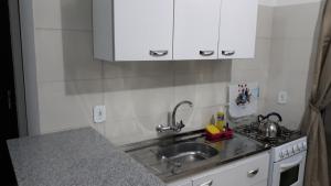 a kitchen with a sink and a counter top at Casas El Timón A in Chuí