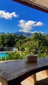 una caja colocada encima de un banco de madera en Eco Moringa Garden, en Banyuwedang 109 fotos más