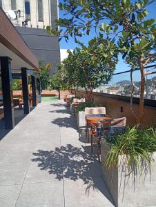 a sidewalk with benches and trees on a building at Meu Apartamento a 15min de Copacabana in Rio de Janeiro