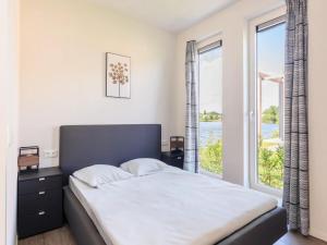 Gallery image of Lakeside Retreat with Modern Comfort in Tynaarlo +4 photos