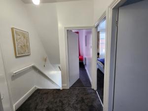 Voodi või voodid majutusasutuse Primos Palace 4 - Bedroom House in Blyth toas +1 foto