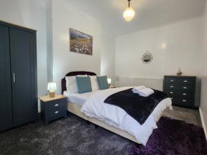 Voodi või voodid majutusasutuse Primos Palace 4 - Bedroom House in Blyth toas