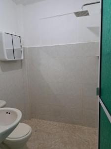 un baño con inodoro y lavabo en Arriendo habitaciones amobladas con aire acondicionado, en Montería 7 fotos más