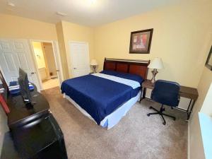 Un dormitorio con una cama y un escritorio y un escritorio. en Master Room with Private Bath nearby Conv Center & Epic, en Orlando